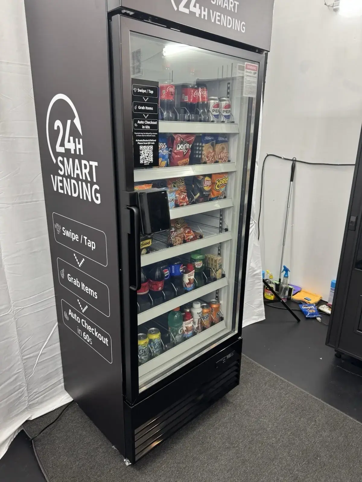 Commercial smart vending machine with cashless payment